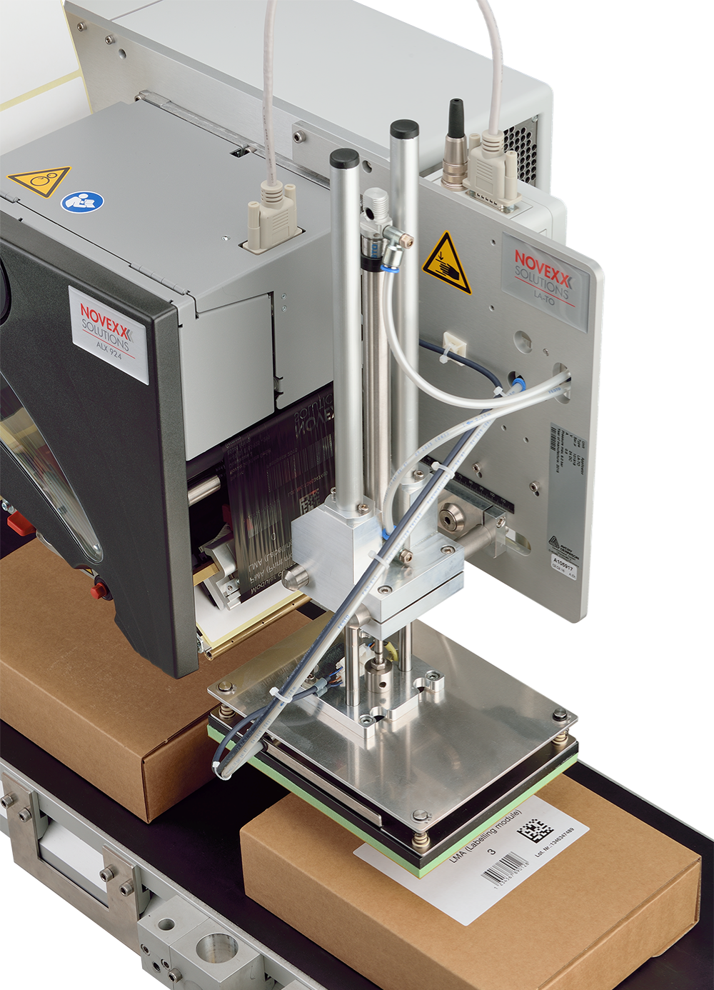 Applikator til etiketprinter eller etiketdispenser for påsætning af etiketter på produkter, kasser og paller