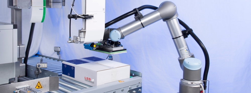 Robot til påsætning af etiket på kasser i forskellige størrelser