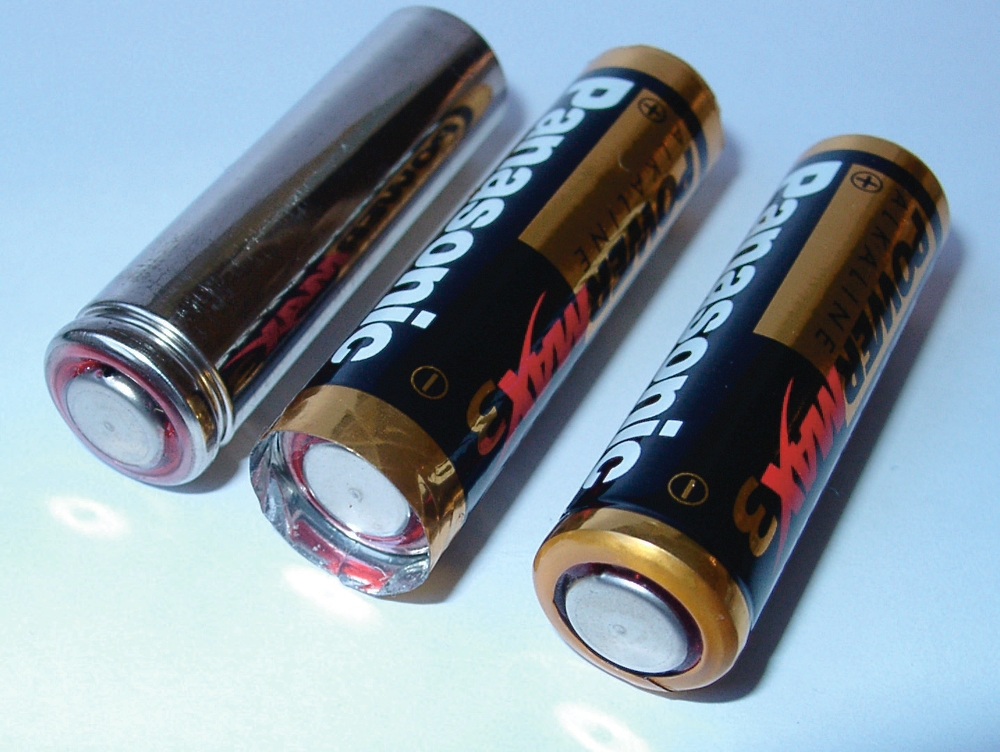 Automatisk påsætning af label på batterier