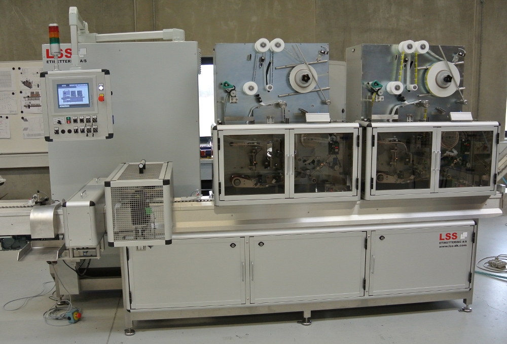 Maskine til automatisk påsætning af labels på AAA, AA, C og D batterier op til 1.000 batterier pr. minut