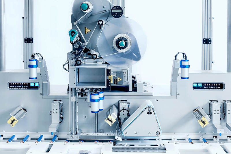 Automatisk etikettering af penne og autoinjektorer